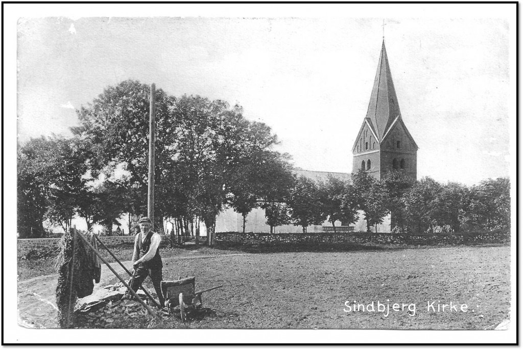 Sindbjerg Kirke med vejmanden, der hugger skærver